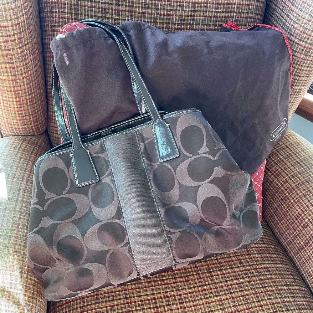 Coach purse with kiss lock (like new)